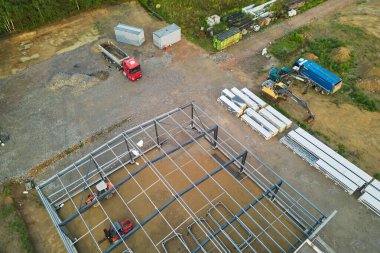 Ekipmanlı inşaat alanının havadan görüntüsü