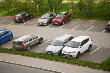 Avrupa, Polonya 01.05.2024. Gündüz vakti şehir otoparkı dolup taşıyor