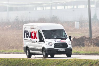 Polan Avrupa 25.04.2024 FedEx minibüsü endüstriyel depo yakınlarındaki kırlardan geçiyor