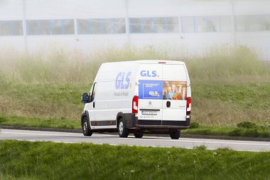 Beyaz minibüsün GLS logosu. Avrupa 'nın her yerine sipariş, paket ve paket getiren İngiliz lojistik şirketi. Avrupa, Polonya 15.04.2024