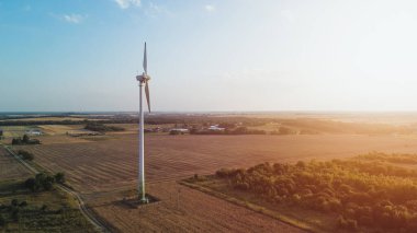 Rüzgar türbinlerinin hava görüntüsü bir rüzgar çiftliğinde elektrik üretiyor.