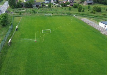Bir köydeki futbol sahası fıskiyelerinin havadan görüntüsü.