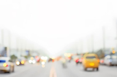 Yoğun kentsel şehirde bulanık trafik sıkışıklığı