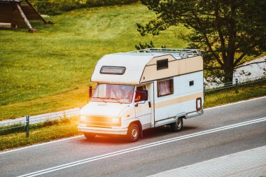 Çağdaş karavan, yemyeşil parkın yol gezisinde.