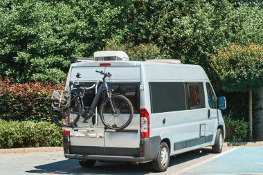 Aile karavanı sessiz cadde boyunca ilerliyor.