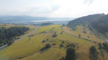 Czorsztyn Gölü ve yakındaki köyün güzel hava manzarası.