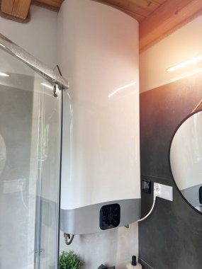 Banyo duvarına elektrikli su ısıtıcısı monte edildi.