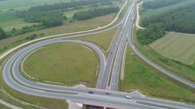 Kırsal kesimdeki karmaşık yol şebekesinin insansız hava aracı görünümü