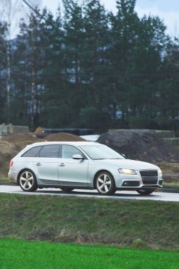 Kırsal yolda doğal manzaralı bir arazi aracı.