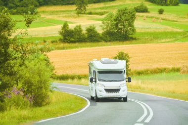Karavan yeşil kırsal alandan manzaralı bir rota izliyor.