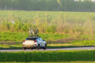 Lüks kırsal kesimde araba çatısı üzerinde bisiklet gezisi