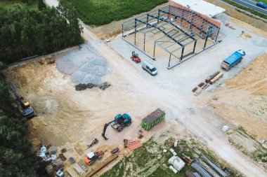 Yukarıdan makineli ve kazıcılı inşaat sahası