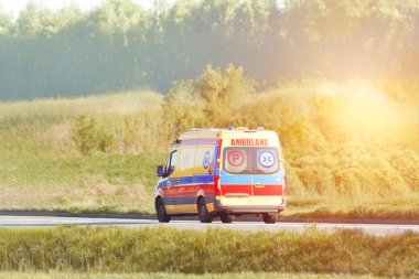 Ambulans manzaralı kırsalda ilerliyor.