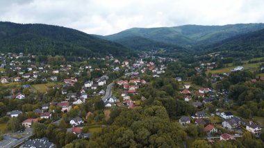 Yeşil Beskidy Dağları 'ndaki Bielsko-Biala Kasabası Hava Görüntüsü