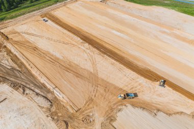 Toprak alanı düzleştiren inşaat araçları