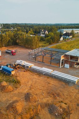 İnşaat alanı çelik yapı ve makinelerle dolu.