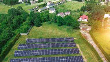 Güneş enerjili Evleri Hava Görüntülü Yeşil Mahalle