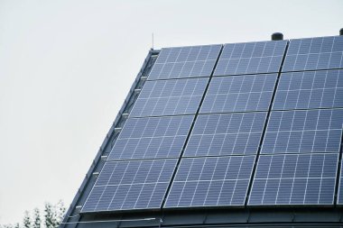 Güneş paneli teknolojisiyle beslenen yeşil mimari evi