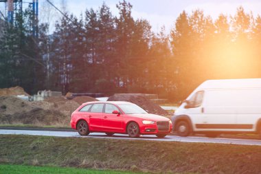 Aile cipi orman ve inşaat yolu üzerinde.