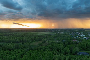 Kırsal kesimde, fırtına bulutları ve kırsal kesimde