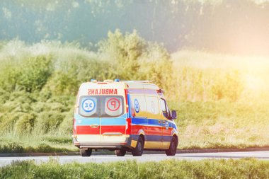 Kırsal yolda gündüz vakti ambulans sürüyor