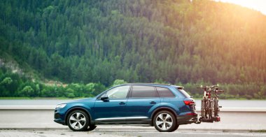 Ormanda bisiklet taşıyan bir araba.