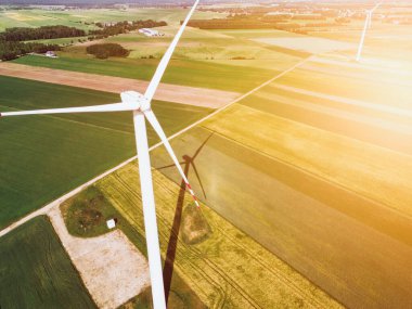 Kırsal bölgede sürdürülebilir geleceği sembolize eden rüzgar türbini