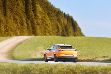 Kırsal Yol 'daki Modern Elektrik SUV Yeşilliklerle çevrili