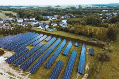 Yeşil Çimenlikteki Güneş enerjili Evlerin Hava Görünümü