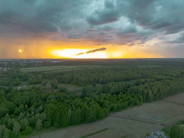 Kasırga bulutları ve kırsal köyün üstündeki günbatımı gökyüzü