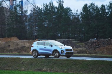 İnşaat alanının yakınındaki asfalt yolda engebeli bir SUV.