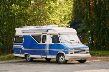 Retro karavan parkta dinleniyor.