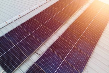 Ticari binanın çatısındaki güneş enerjisi panelleri