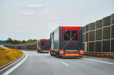 Flatbed kamyonlarla modüler evler taşınıyor