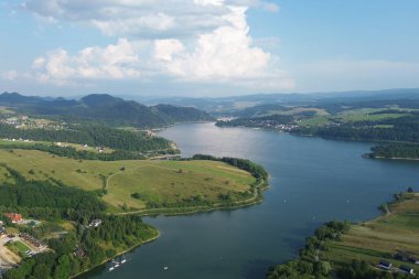 Kırsal evleri olan Czorsztyn Gölü 'nün havadan manzarası