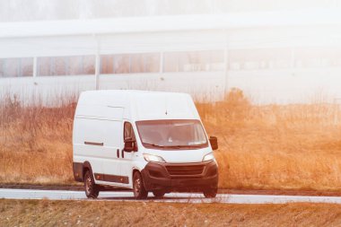 Güneşli bir otoyolda hızlı teslimat aracı.