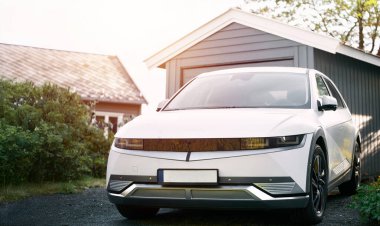 Dışarıya park edilmiş beyaz elektrikli araç.