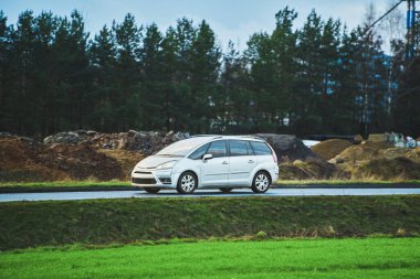 Yeşil ve kirli tepeleri olan yağmurlu kırsal bölgede arazi aracı