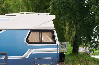 Klasik bir kampçı yolda. Vintage karavan
