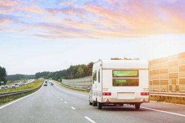 Açık alandan geçen klasik bir karavan..