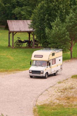 Minibüs yeşil tarlalarda maceraya çıktı