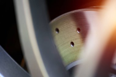 Ayrıntıları gösteren araba fren diski yakın plan