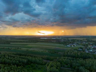Kırsal kesimde, fırtına bulutları ve kırsal kesimde