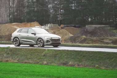 Kırsal kesimden geçen bir araba.