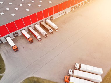 Hava Görüntüleme Kamyonları Büyük Depo 'nun Dışına Park Edildi