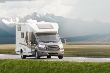 C sınıfı bir karavanda, evden uzakta bir evde Manzaralı Otoyol Macerası. Tatil sırasında parklara ve açık havaya kaçmak..