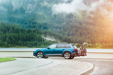 Ormandan geçen bisikletli bir araç.