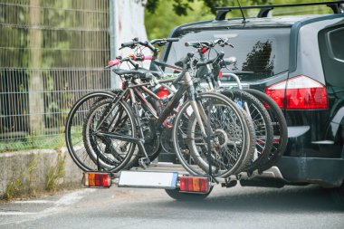 Bisikletli araba arka bisiklet rafına monte edilmiş.