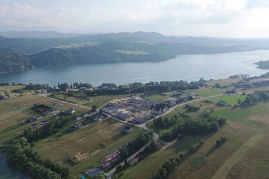 Polonya 'daki Czorsztyn Gölü' nün çarpıcı hava manzarası