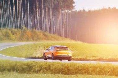 Countryside Yolu 'ndaki Modern Elektrikli Turuncu SUV Çevrelenmiş Doğa